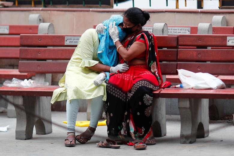 Relatives mourn a man who died due to the coronavirus disease (COVID-19), at a crematorium in New Delhi, India, June 4, 2020. REUTERS/Adnan Abidi